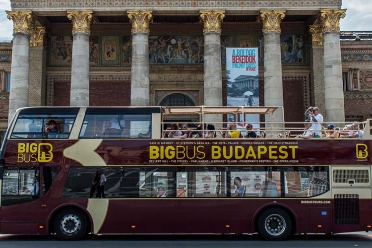 Turistabusz-káosz a Hősök terén