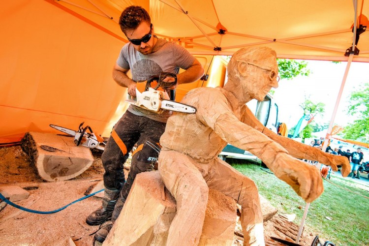 Az Open RoadFesten kifaragták fából a magyar Harley-társadalom atyját