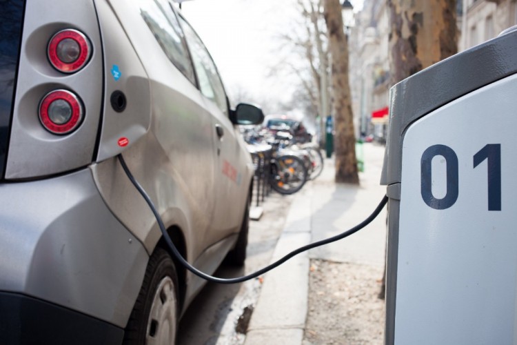 Számok bizonyítják: már jobban megéri az elektromos autó, mint a benzines