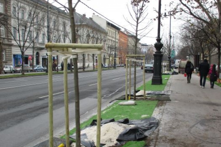 Műanyag fűvel borították be az Andrássy utat a műanyagmentes hónap jegyében