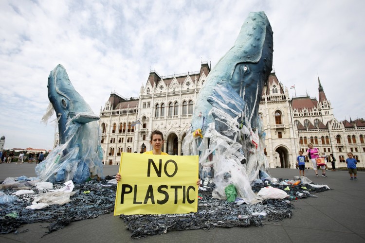 Óriásbálnákkal tiltakoznak a műanyagszennyezés ellen a Kossuth téren