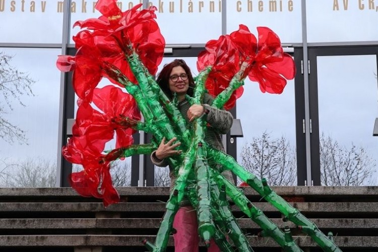 Egy komplett menüt megfőz aludoboz tűzhelyén a cseh szemétművész