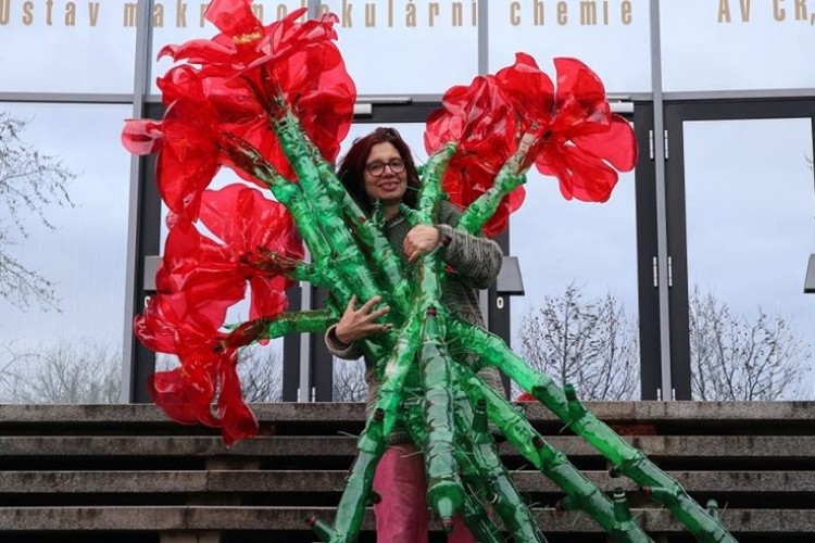 Egy komplett menüt megfőz aludoboz tűzhelyén a cseh szemétművész