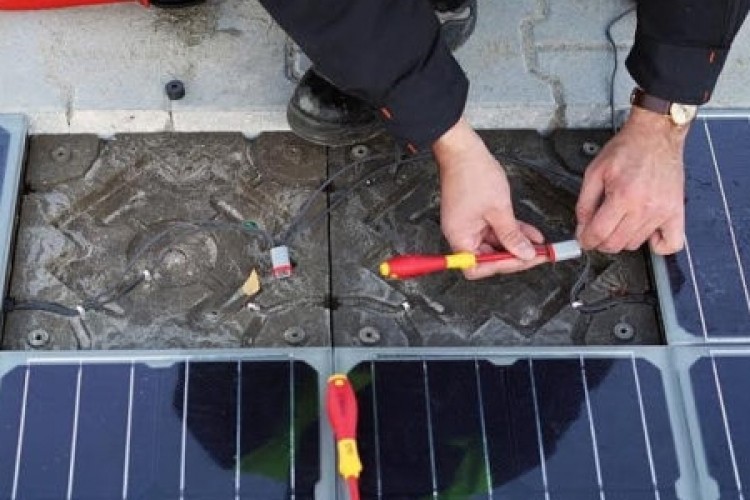 Újrahasznosított hulladékból napelemes térkövet tervezett egy magyar tájépítész