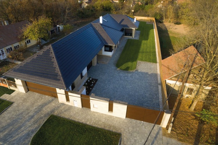 Magyar fejlesztésű napelemes tetőcserép az európai TOP 10-ben