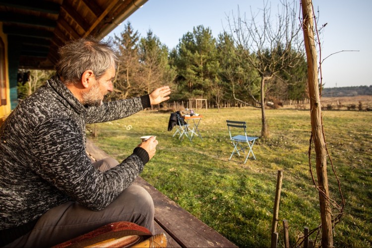 Zoltán bemutatja a kertjét az Őrségben, ahova olajkutat akar létesíteni egy multicég