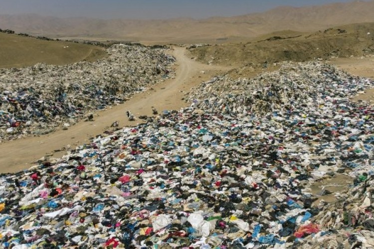 Halmokban állnak a kidobott ruhák az Atacama-sivatagban