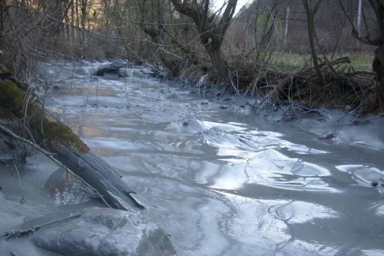 Csak ideiglenes megoldással sikerült megállítani a zagy kiömlését az Erdélyi-érchegységben