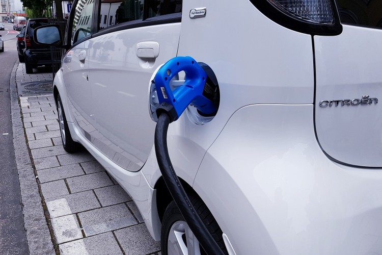 Egyszerűbb töltésindítást és több töltőpontot hozhat az elektromos autósoknak az uniós rendelet