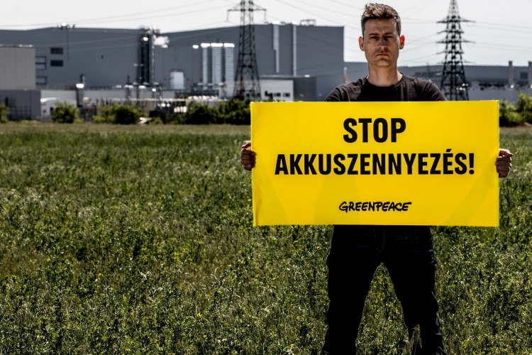 Szabálytalanul magas NMP-kibocsátást engedélyez a hatóság a komáromi akkumulátorgyárnak?