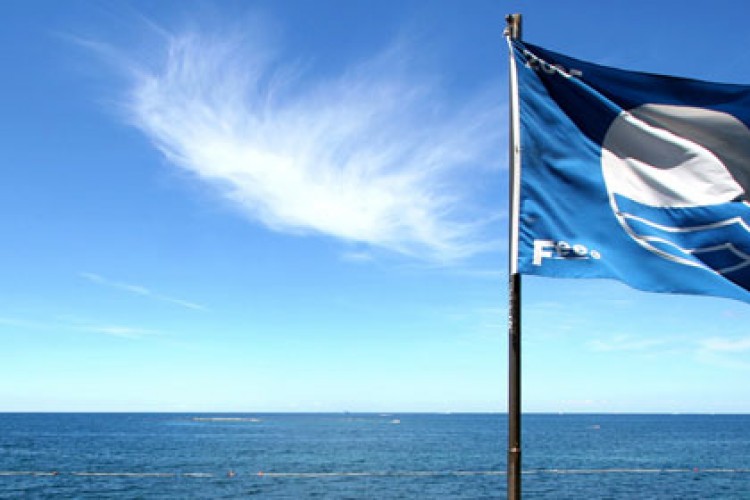 Spanyolországban van a legtöbb kék zászlós strand az idén is