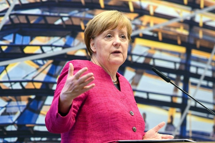 Merkel: nem lesz meg az évtized végére az egymillió elektromos autó