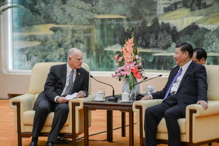 Kalifornia kormányzója klímavédelmi megállapodást írt alá Kínával