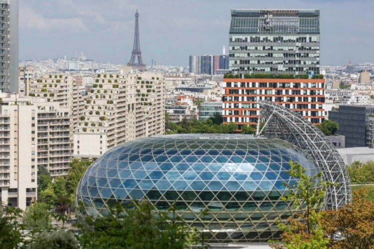 Párizs új szimbóluma a hatalmas üveggömb és a körülötte keringő napelem-vitorla