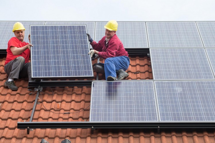 Nálunk zuhan, másutt nő a napenergia-piac