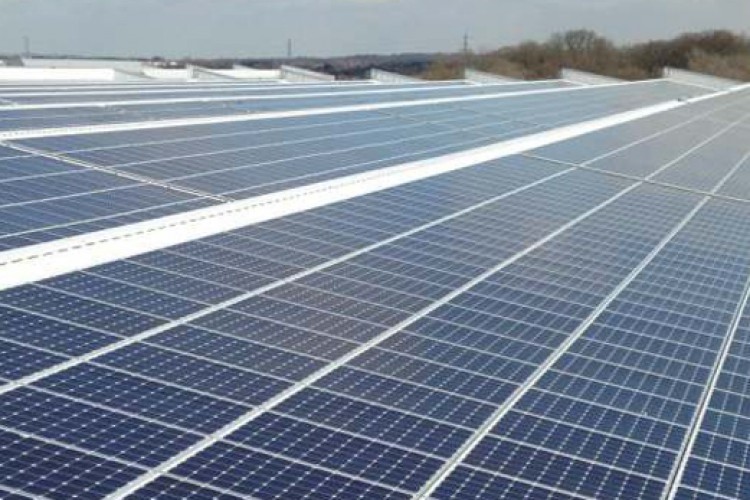 A Scania napelemes tetőt szerel fel holland gyárára