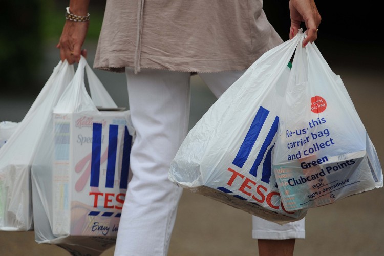 Kitiltották a brit Tescókból a műanyag bevásárlószatyrokat