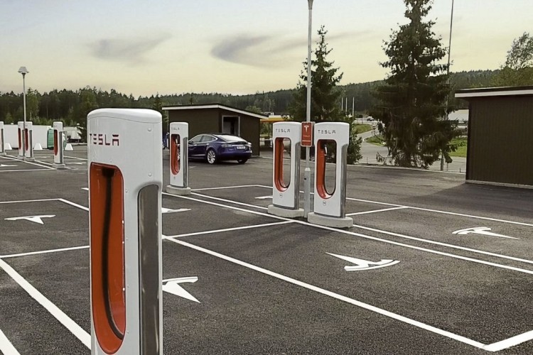 Tízezer szupergyors elektromos autótöltőt telepít a Tesla